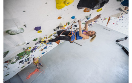 L’automne, c’est le retour en salle d’escalade. Révisez vos classiques pour grimper en sécurité : partner check, techniques d’assurage en tête et en moulinette, art du mousquetonnage… et erreurs à ne pas faire. Vous serez paré pour votre prochaine séance 